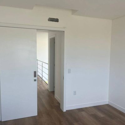 Casa Residencial com 150m², 3 quartos, 3 suítes, 2 garagens, no bairro Campeche em Florianópolis