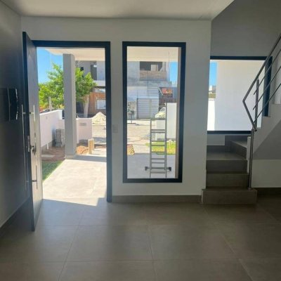 Casa Residencial com 157m², 3 quartos, 3 suítes, 2 garagens, no bairro Campeche em Florianópolis