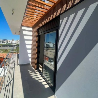 Casa Residencial com 157m², 3 quartos, 3 suítes, 2 garagens, no bairro Campeche em Florianópolis