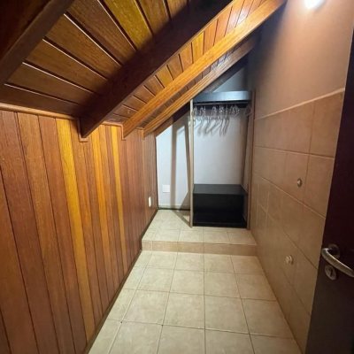 Casa Residencial com 272m², 5 quartos, 5 suítes, 3 garagens, no bairro Morro das Pedras em Florianópolis