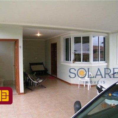 Casa Residencial com 331m², 4 quartos, 3 suítes, 2 garagens, no bairro Jurerê em Florianópolis