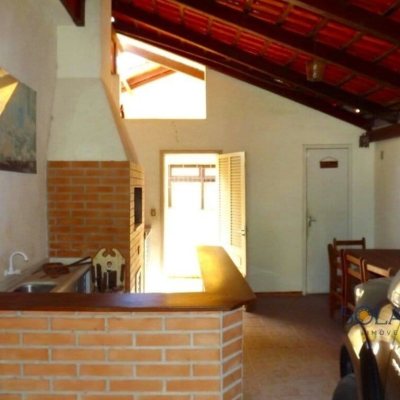 Casa Residencial com 356m², 6 quartos, 1 suíte, 3 garagens, no bairro Trindade em Florianópolis