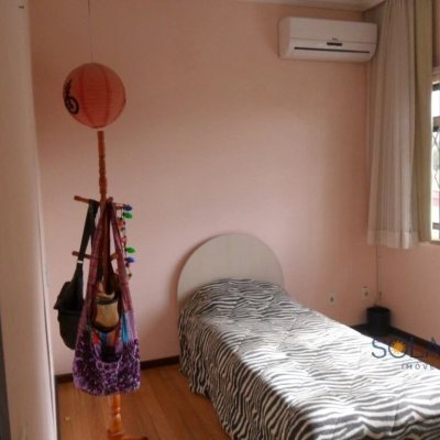 Casa Residencial com 356m², 6 quartos, 1 suíte, 3 garagens, no bairro Trindade em Florianópolis