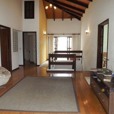 Casa Residencial com 356m², 6 quartos, 1 suíte, 3 garagens, no bairro Trindade em Florianópolis