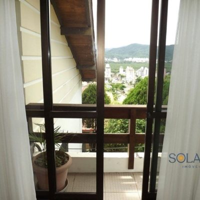 Casa Residencial com 356m², 6 quartos, 1 suíte, 3 garagens, no bairro Trindade em Florianópolis