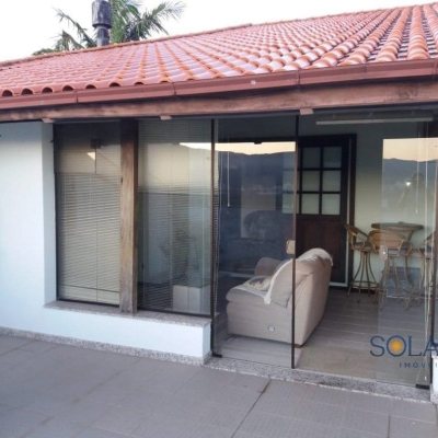 Casa Residencial com 356m², 6 quartos, 1 suíte, 3 garagens, no bairro Trindade em Florianópolis