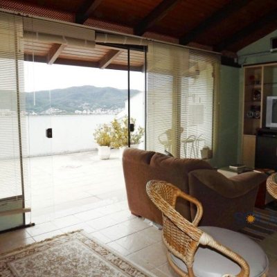 Casa Residencial com 356m², 6 quartos, 1 suíte, 3 garagens, no bairro Trindade em Florianópolis