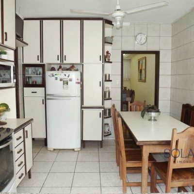 Casa Residencial com 356m², 6 quartos, 1 suíte, 3 garagens, no bairro Trindade em Florianópolis