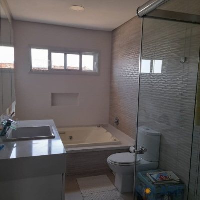 Casa Residencial com 322m², 4 quartos, 1 suíte, 4 garagens, no bairro Córrego Grande em Florianópolis