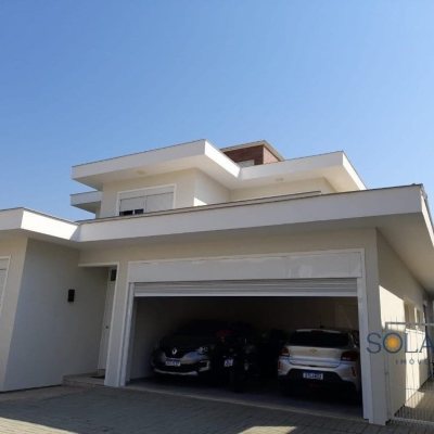 Casa Residencial com 322m², 4 quartos, 1 suíte, 4 garagens, no bairro Córrego Grande em Florianópolis
