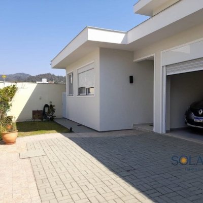 Casa Residencial com 322m², 4 quartos, 1 suíte, 4 garagens, no bairro Córrego Grande em Florianópolis