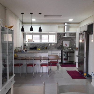 Casa Residencial com 322m², 4 quartos, 1 suíte, 4 garagens, no bairro Córrego Grande em Florianópolis