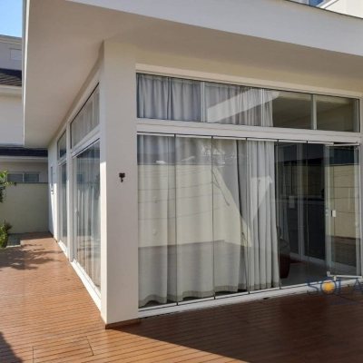 Casa Residencial com 322m², 4 quartos, 1 suíte, 4 garagens, no bairro Córrego Grande em Florianópolis