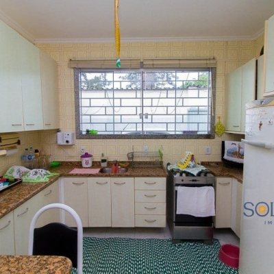 Casa Residencial com 136m², 3 quartos, 1 suíte, 3 garagens, no bairro Trindade em Florianópolis