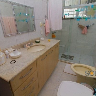 Casa Residencial com 136m², 3 quartos, 1 suíte, 3 garagens, no bairro Trindade em Florianópolis