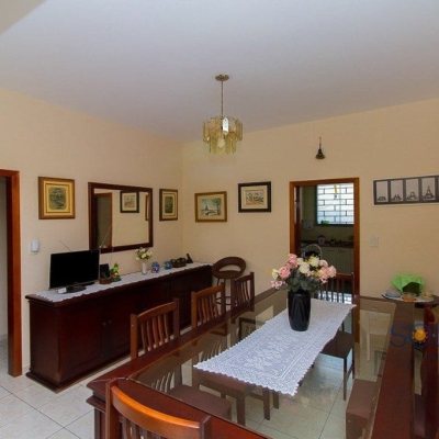 Casa Residencial com 136m², 3 quartos, 1 suíte, 3 garagens, no bairro Trindade em Florianópolis