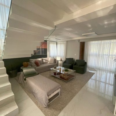 Casa Residencial com 511m², 5 quartos, 3 suítes, 2 garagens, no bairro Pedra Branca em Palhoça