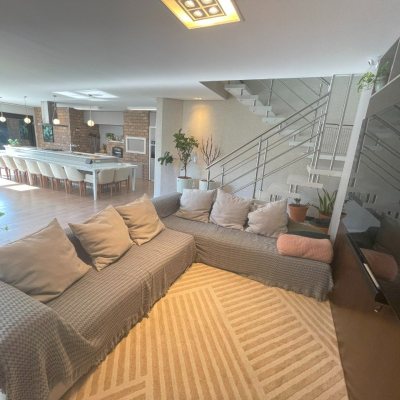 Casa Residencial com 511m², 5 quartos, 3 suítes, 2 garagens, no bairro Pedra Branca em Palhoça