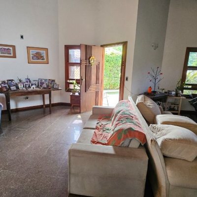 Casa Residencial com 430m², 7 quartos, 5 suítes, 2 garagens, no bairro Jurerê em Florianópolis