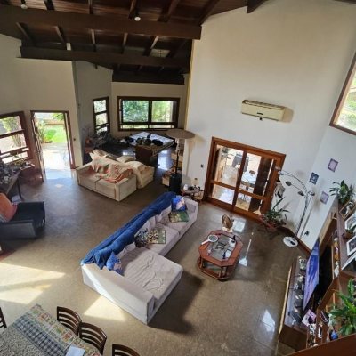 Casa Residencial com 430m², 7 quartos, 5 suítes, 2 garagens, no bairro Jurerê em Florianópolis