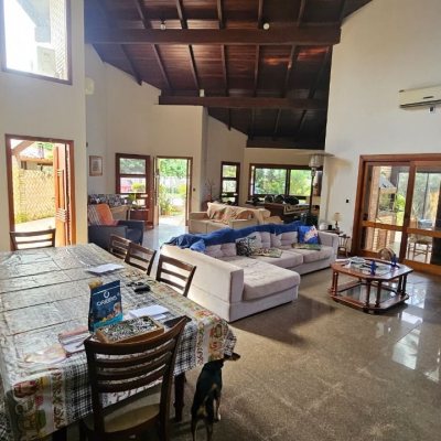 Casa Residencial com 430m², 7 quartos, 5 suítes, 2 garagens, no bairro Jurerê em Florianópolis