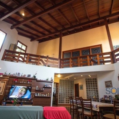 Casa Residencial com 430m², 7 quartos, 5 suítes, 2 garagens, no bairro Jurerê em Florianópolis