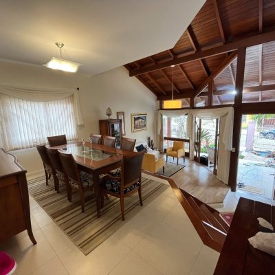 Casa Residencial com 340m², 4 quartos, 4 suítes, 6 garagens, no bairro João Paulo em Florianópolis