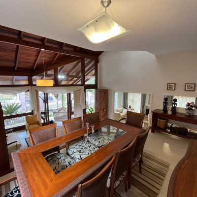 Casa Residencial com 340m², 4 quartos, 4 suítes, 6 garagens, no bairro João Paulo em Florianópolis