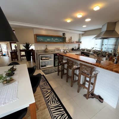 Casa Residencial com 340m², 4 quartos, 4 suítes, 6 garagens, no bairro João Paulo em Florianópolis