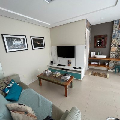 Casa Residencial com 340m², 4 quartos, 4 suítes, 6 garagens, no bairro João Paulo em Florianópolis