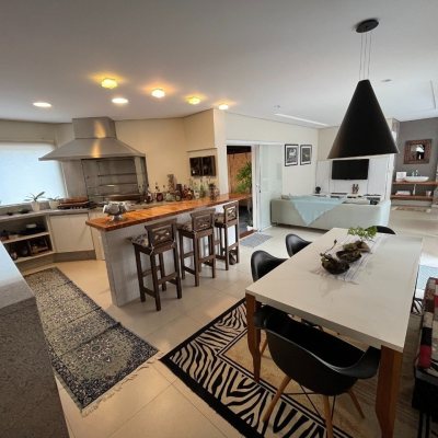 Casa Residencial com 340m², 4 quartos, 4 suítes, 6 garagens, no bairro João Paulo em Florianópolis