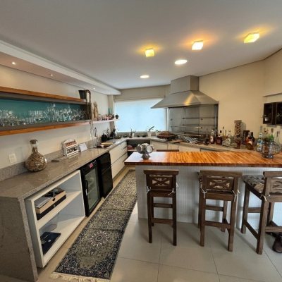 Casa Residencial com 340m², 4 quartos, 4 suítes, 6 garagens, no bairro João Paulo em Florianópolis