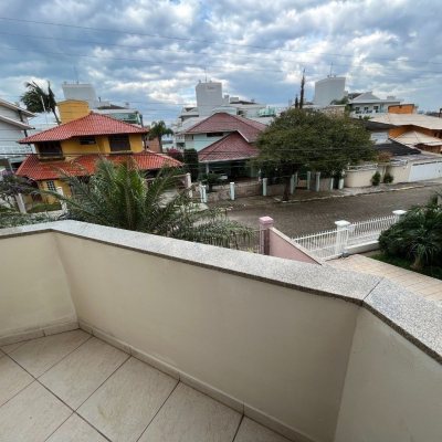 Casa Residencial com 340m², 4 quartos, 4 suítes, 6 garagens, no bairro João Paulo em Florianópolis