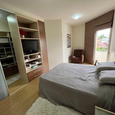 Casa Residencial com 340m², 4 quartos, 4 suítes, 6 garagens, no bairro João Paulo em Florianópolis