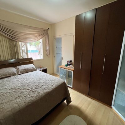 Casa Residencial com 340m², 4 quartos, 4 suítes, 6 garagens, no bairro João Paulo em Florianópolis