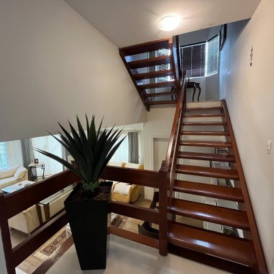 Casa Residencial com 340m², 4 quartos, 4 suítes, 6 garagens, no bairro João Paulo em Florianópolis