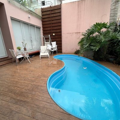 Casa Residencial com 340m², 4 quartos, 4 suítes, 6 garagens, no bairro João Paulo em Florianópolis