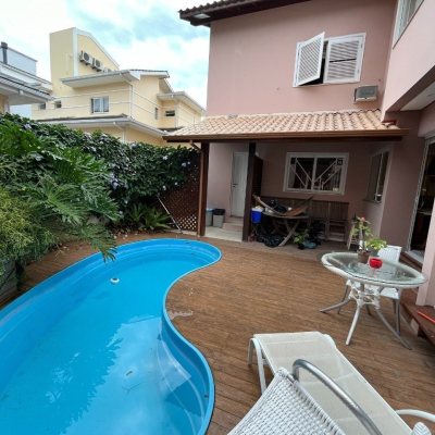 Casa Residencial com 340m², 4 quartos, 4 suítes, 6 garagens, no bairro João Paulo em Florianópolis