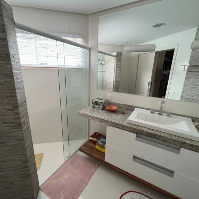 Casa Residencial com 340m², 4 quartos, 4 suítes, 6 garagens, no bairro João Paulo em Florianópolis