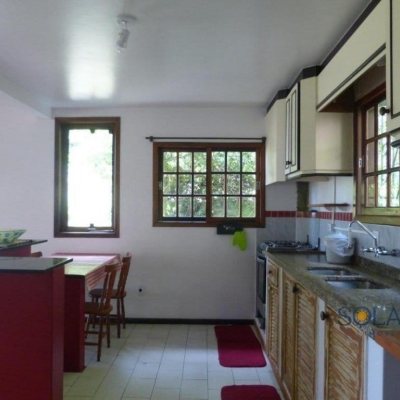 Casa Residencial com 600m², 8 quartos, 2 suítes, 14 garagens, no bairro Campeche em Florianópolis