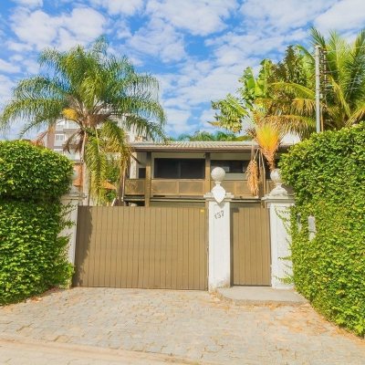 Casa Residencial com 585m², 6 quartos, 4 suítes, 8 garagens, no bairro João Paulo em Florianópolis