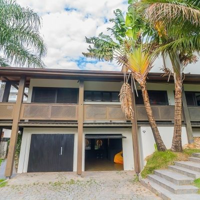 Casa Residencial com 585m², 6 quartos, 4 suítes, 8 garagens, no bairro João Paulo em Florianópolis