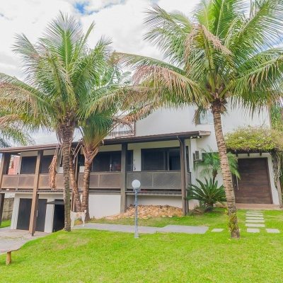 Casa Residencial com 585m², 6 quartos, 4 suítes, 8 garagens, no bairro João Paulo em Florianópolis