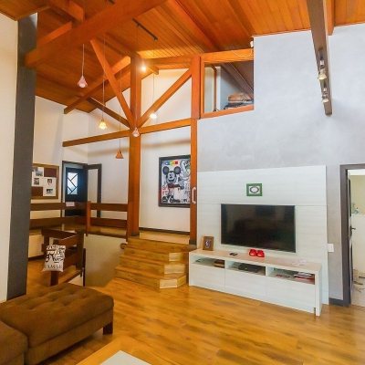 Casa Residencial com 585m², 6 quartos, 4 suítes, 8 garagens, no bairro João Paulo em Florianópolis