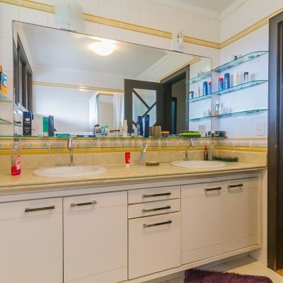 Casa Residencial com 585m², 6 quartos, 4 suítes, 8 garagens, no bairro João Paulo em Florianópolis