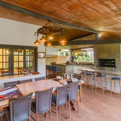 Casa Residencial com 585m², 6 quartos, 4 suítes, 8 garagens, no bairro João Paulo em Florianópolis