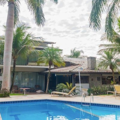 Casa Residencial com 585m², 6 quartos, 4 suítes, 8 garagens, no bairro João Paulo em Florianópolis