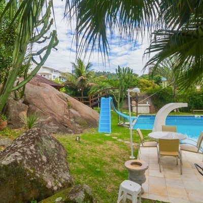 Casa Residencial com 585m², 6 quartos, 4 suítes, 8 garagens, no bairro João Paulo em Florianópolis