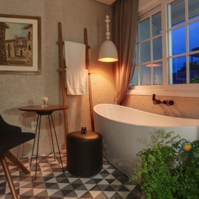 Pousada com 350m², 10 quartos, 10 suítes, no bairro Canasvieiras em Florianópolis