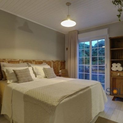 Pousada com 350m², 10 quartos, 10 suítes, no bairro Canasvieiras em Florianópolis